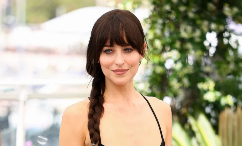 Dakota Johnson’s Retro Poolside Seating Dominates 2026 Trends