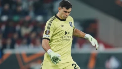 Dibu Martínez se lesionó en la entrada en calor y no atajará en Aston Villa