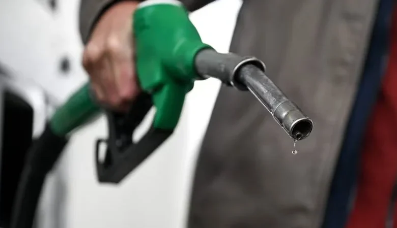 El petróleo cae un 11 % luego de que Irán dijera que el estrecho de Ormuz está "completamente abierto"