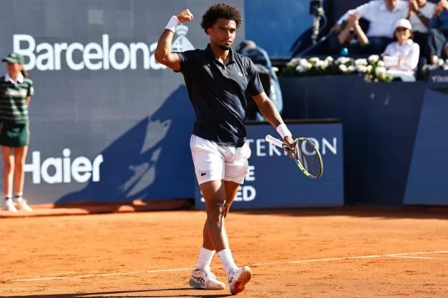 En l'absence d'Alcaraz, Arthur Fils, « ultra-dominateur » et tombeur de Musetti, hausse le ton à Barcelone