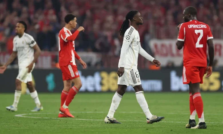 Escándalo en el Allianz: Vincic expulsa a Camavinga por doble amarilla por desplazar ligeramente el balón t...