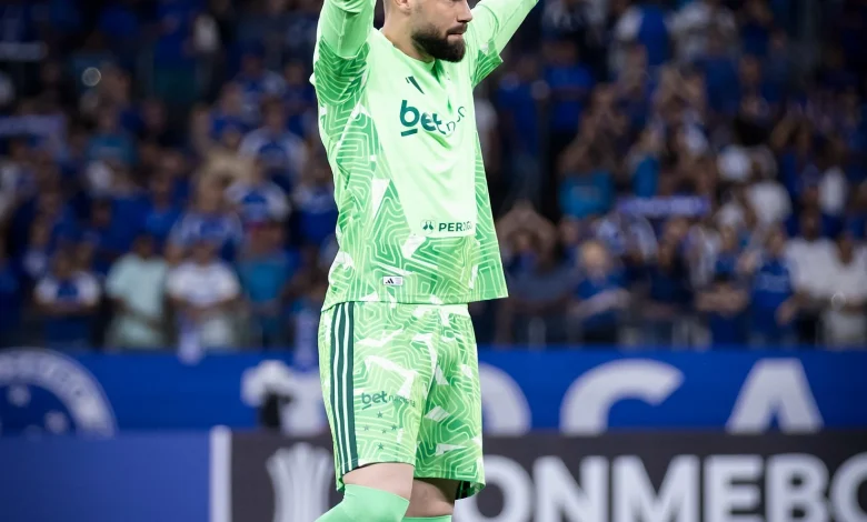 Falhou? Matheus Cunha reage à pergunta sobre gols sofridos em derrota do Cruzeiro