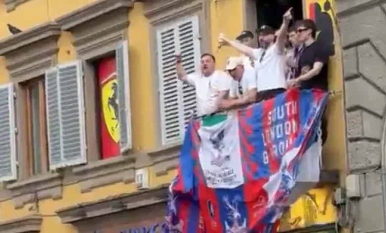Firenze, i tifosi del Crystal Palace si fanno notare: cori da un balcone di Piazza del Duomo
