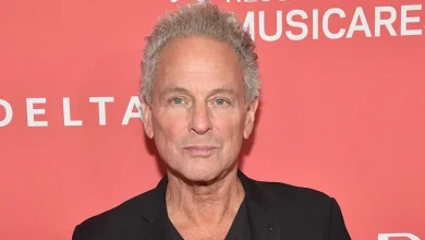 Former Fleetwood Mac guitarist Lindsey Buckingham attacked by alleged stalker: report