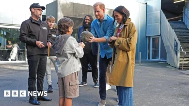 Harry and Meghan join Aboriginal walking tour in Melbourne