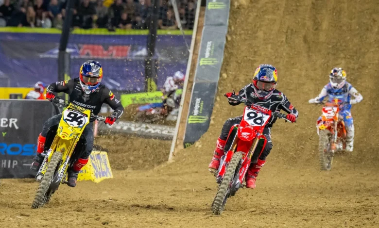 Hunter Lawrence holeshots, Ken Roczen takes the lead early