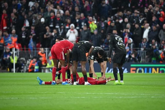 Inquiétude pour Hugo Ekitike, sorti sur civière face au PSG en Ligue des champions à deux mois de la Coupe du monde