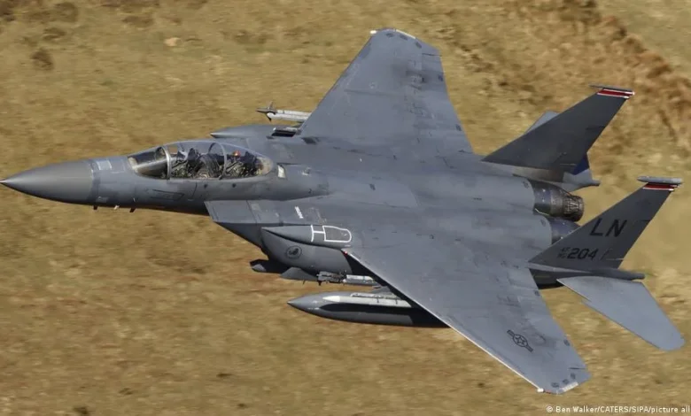 Iran war: Search on for missing crew member of downed US jet - DW.com