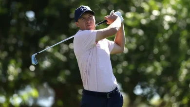 Jordan Spieth's errant tee shot hits Masters patron, golf star apologizes with signed glove