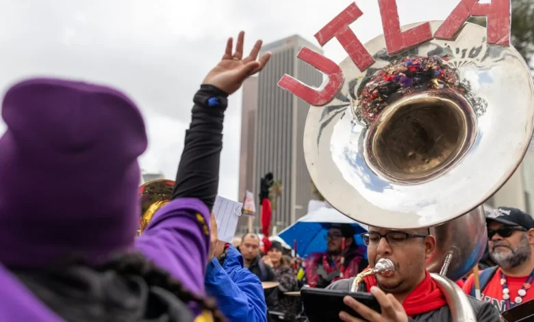 LAUSD reaches labor deals with teachers, principals. But schools could still be closed Tuesday