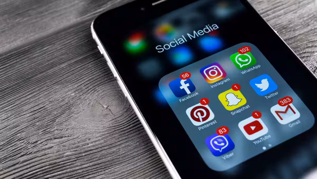 Le gouvernement Carney songe « très sérieusement » à bloquer les réseaux sociaux aux jeunes