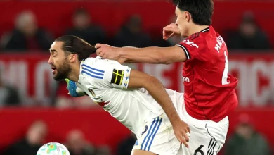 Lisandro Martínez volvió a jugar para el United y se fue expulsado por tirarle el pelo a un rival