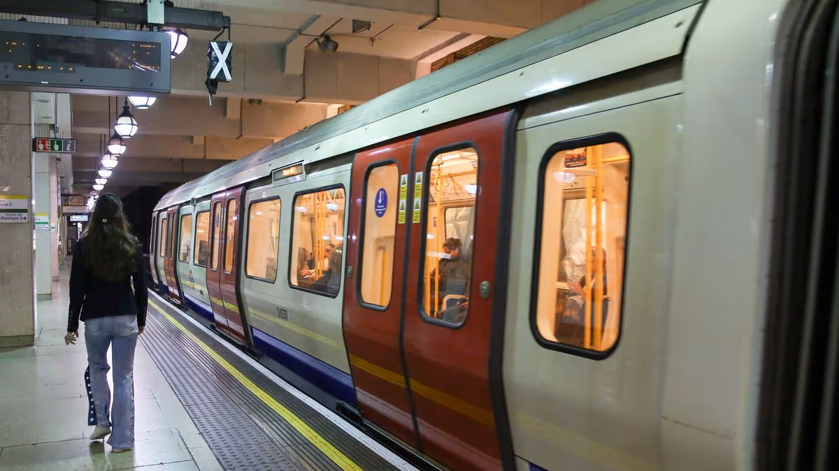 London Underground station where you can change lines but TfL map says you can't