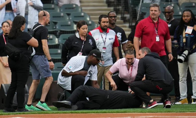 Longtime White Sox anthem singer collapses on field