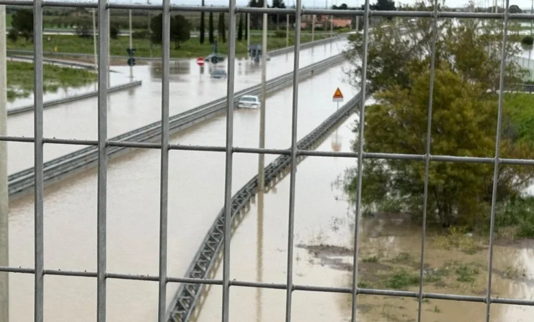 Maltempo, Foggia in emergenza: allarme dighe, paesi isolati. Nuova allerta rossa. Treni in ripresa
