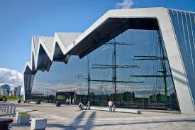 Man Slashed in Neck Outside Hyde Park Winter Wonderland – Victim Hospitalised, Police Investigate