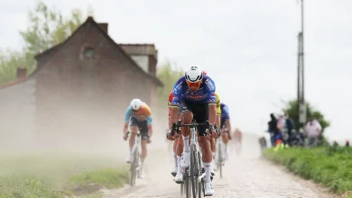 Mathieu van der Poel suffers double mechanical in Forest of Arenberg, forced to walk back against traffic after pedal issues