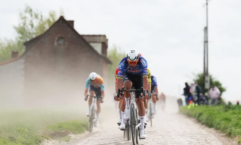 Mathieu van der Poel suffers double mechanical in Forest of Arenberg, forced to walk back against traffic after pedal issues