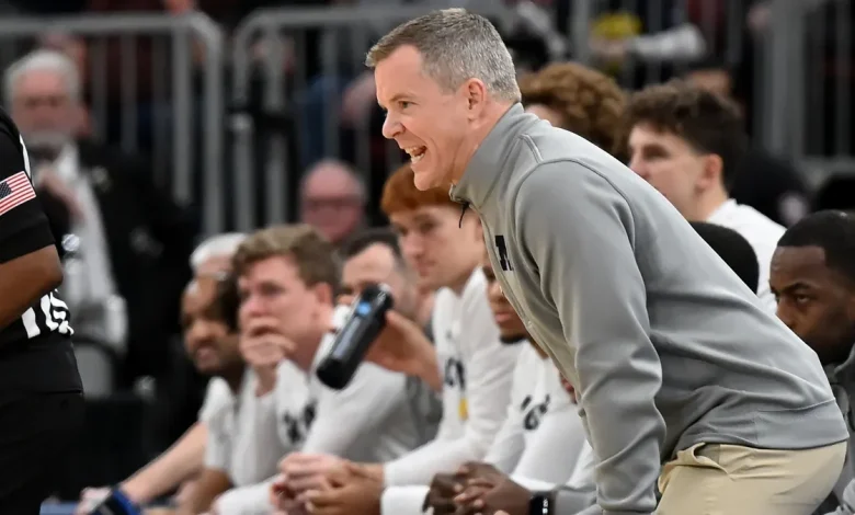 Michigan coach Dusty May gets thumbs up from predecessor Juwan Howard