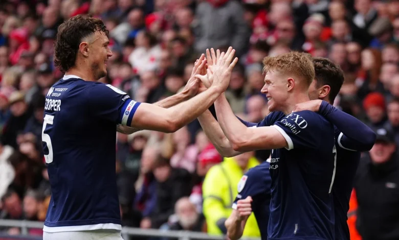 Millwall should have "zero fear" as the race for promotion from the Championship heats up, says boss Alex Neil.