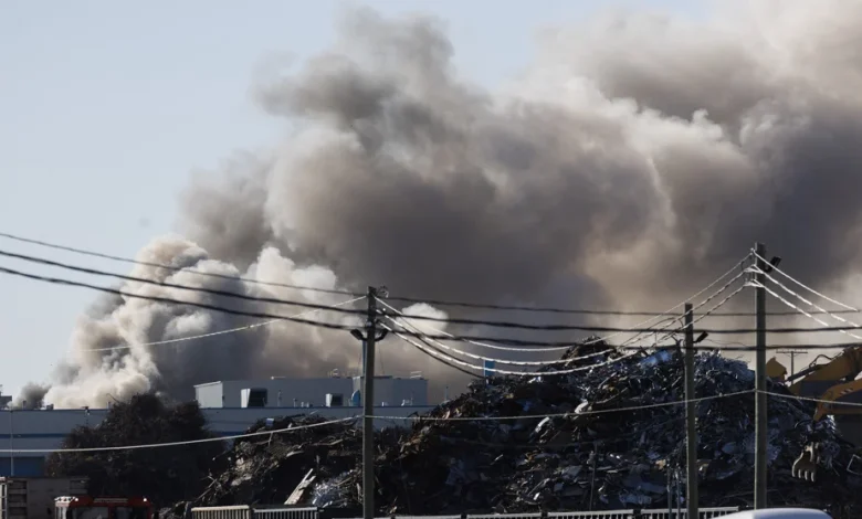 Montréal | Important incendie dans un centre de recyclage de véhicules