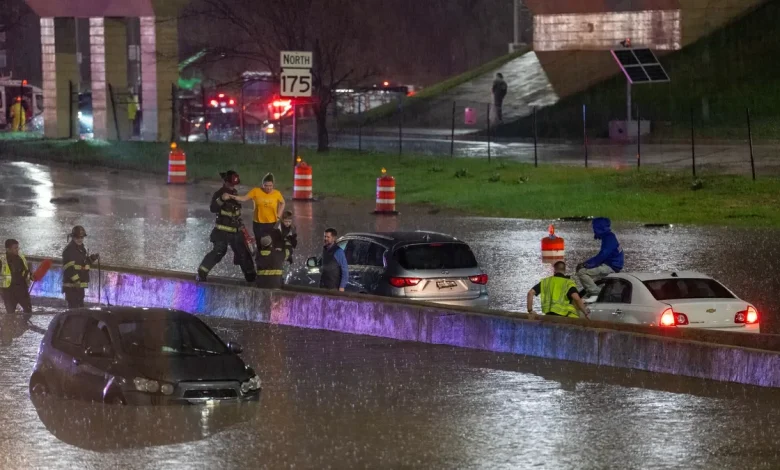 More heavy rain brings street flooding, freeway closures in Milwaukee