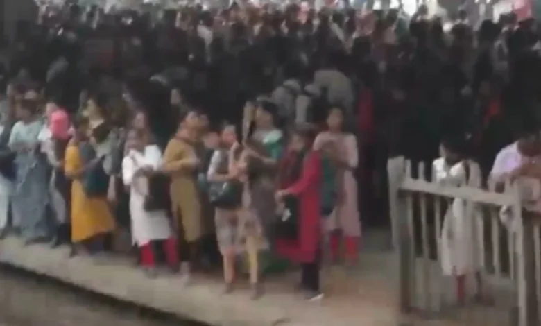 Mumbai Local Train Update: Central Line Services Running 25-30 Minutes Late; Platforms Overcrowded (Watch...