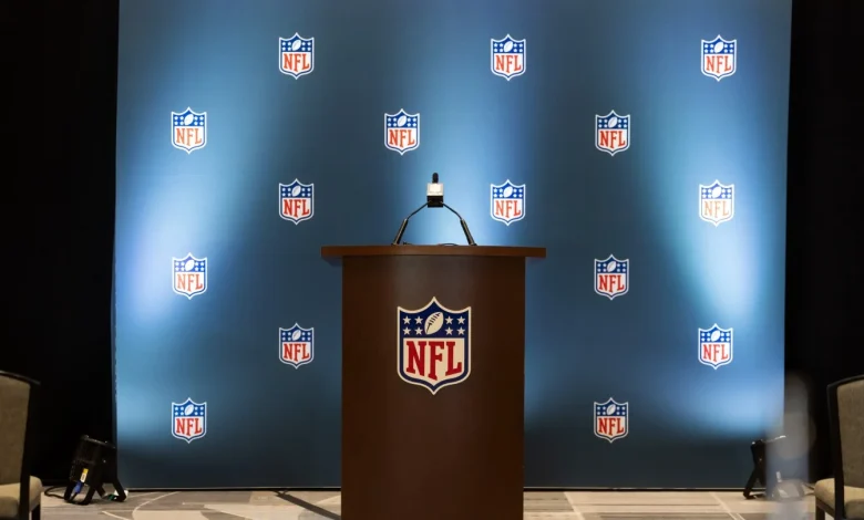 NFL teams shouldn't try to dictate coverage, and reporters shouldn't tolerate it