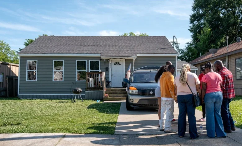 Neighbors recall "full-blown shootout" after father targets children in mass shooting in Shreveport, Louisiana