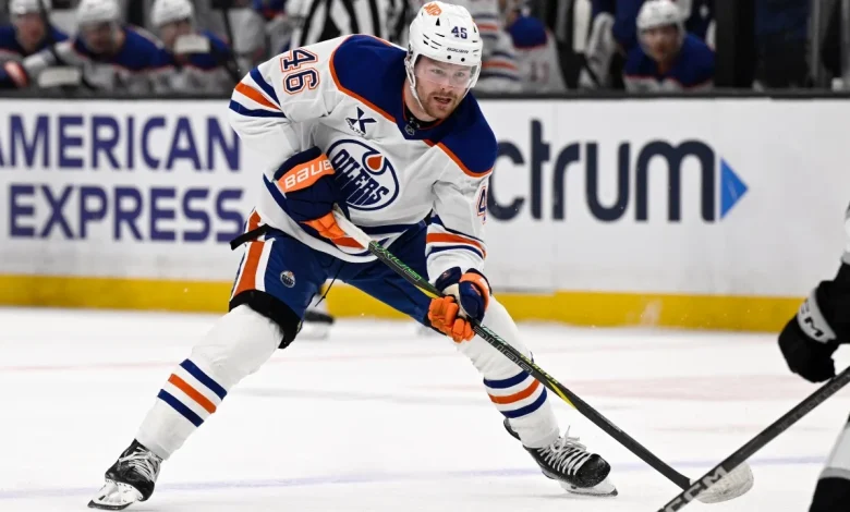 Oilers' Max Jones suffers left leg injury vs. Kings