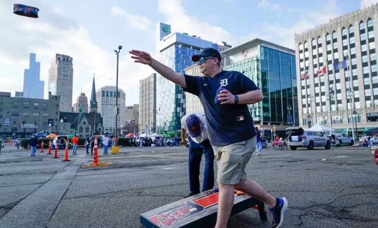 Opening Day live updates: Tigers fans pack downtown Detroit