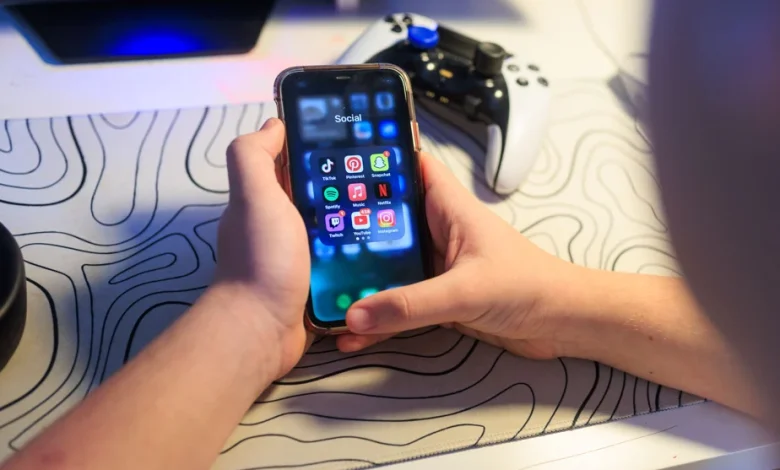 Ottawa envisage « très sérieusement » d’interdire les réseaux sociaux aux enfants