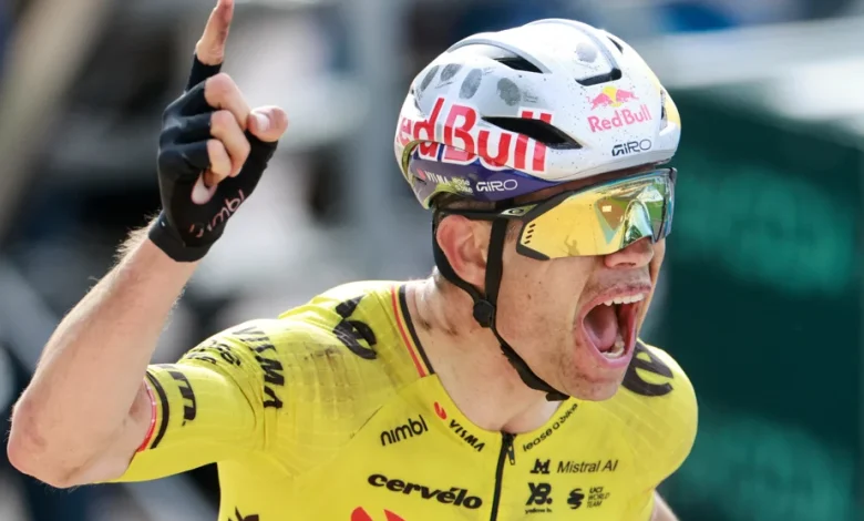 Paris-Roubaix | Wout Van Aert l’emporte devant Tadej Pogačar