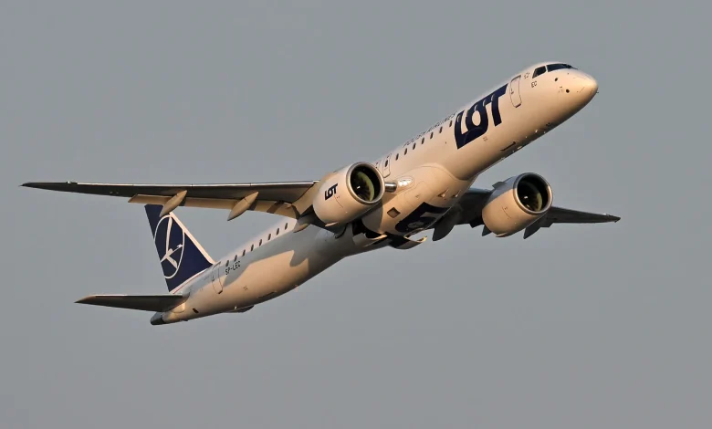 Piorun uderzył w samolot. Zawrócił do Warszawy