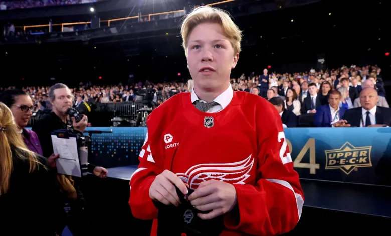 Plante, Pohlkamp, Hughes named Hobey Baker finalists