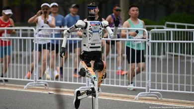 Robot runners beat humans in Beijing half-marathon