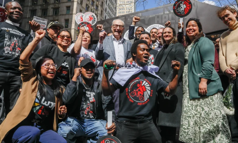 Schumer Thanks Mamdani as Deliverista Hub Finally Opens