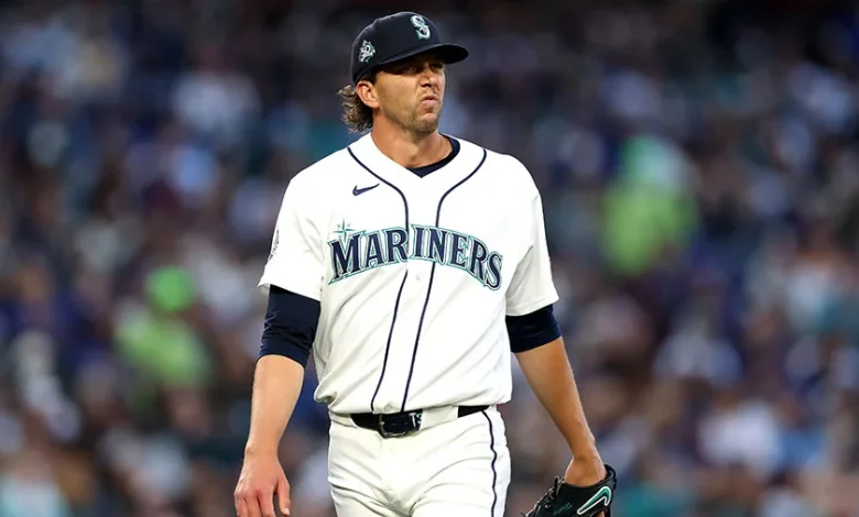 Seattle Mariners catch ball in jersey – it's not an out