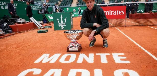 Sinner vence Alcaraz, é campeão em Monte Carlo e toma liderança do ranking