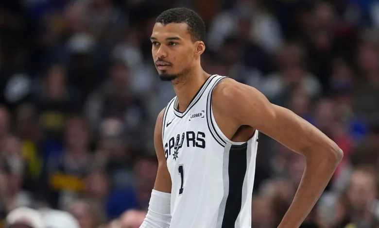 Spurs' Victor Wembanyama exits vs. 76ers with rib contusion