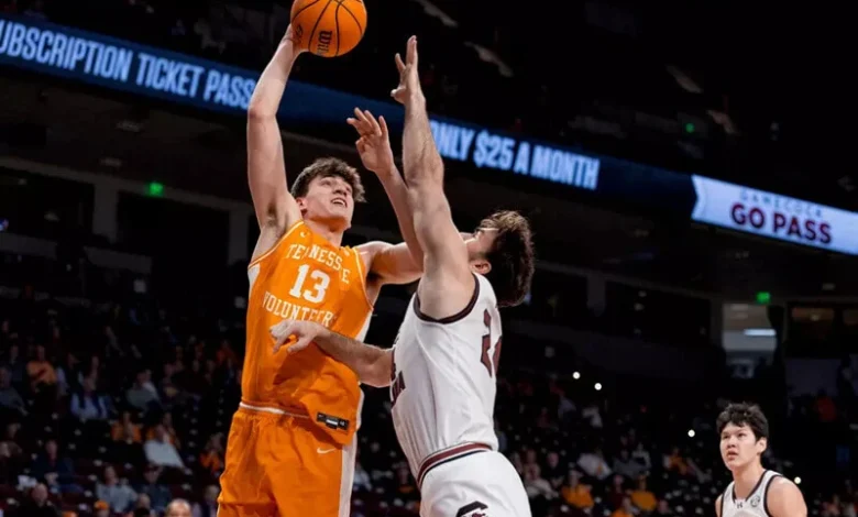 Tennessee big man JP Estrella commits to Michigan