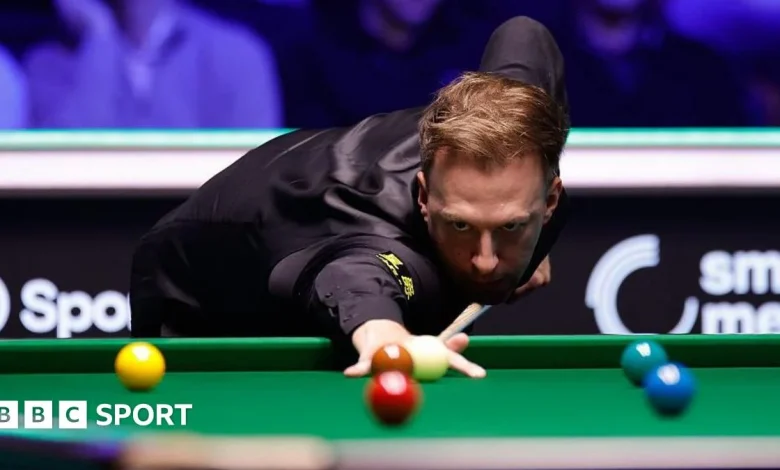 Tour Championship: Judd Trump beats Shaun Murphy to reach semi-finals