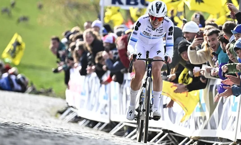 Tour of Flanders Women LIVE - The day's break is caught and a group of favourites lead into the final 40km