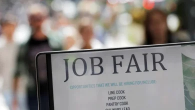 US weekly jobless claims decline as labor market remains stable