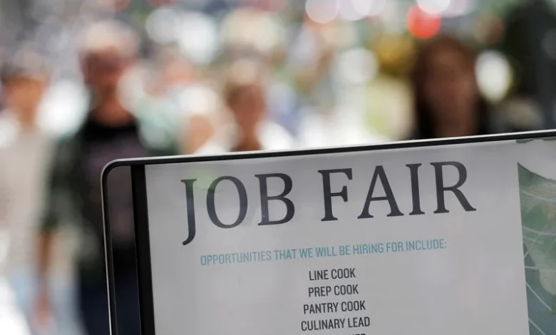 US weekly jobless claims decline as labor market remains stable