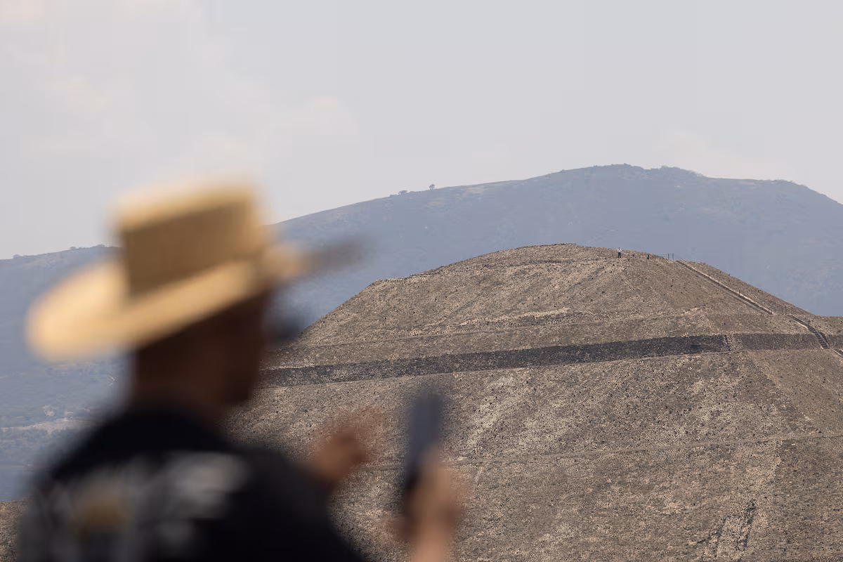Un nuevo video muestra a Julio César Jasso llegar a lo alto de la Pirámide de la Luna antes de abrir fuego en Teotihuacán