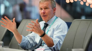 United CEO floated idea of United-American Airlines merger, sources say