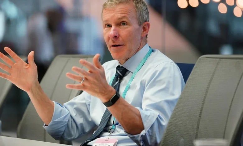 United CEO floated idea of United-American Airlines merger, sources say