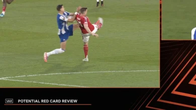 VÍDEO: VAR em ação e vermelho a Bednarek aos 8 minutos!