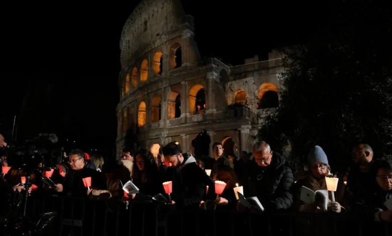 Vía Crucis en el Coliseo: el Papa cargará la Cruz en cada estación
